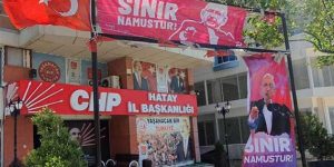 CHP Hatay İl Binasına Asıldı