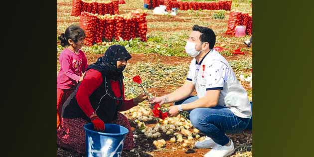 Hem de çiçekle… Reyhanlı CHP İlçe Gençlik Kolları Başkanı Yakup