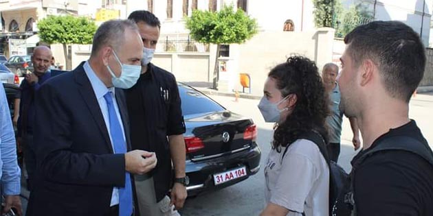 İskenderun Kaymakamı, çıktığı sokakta henüz yürümeye başlamışken, karşısına bir anda,