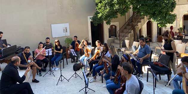 Hatay Valiliği, ilimizde görevli müzik öğretmenleri arasında, enstrüman çalabilenlerden bir