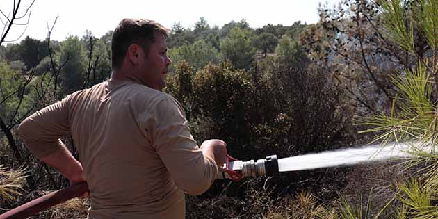 Antakya-Karlısu mahallesinde ormanlık alanda başlayıp zeytin bahçesine sıçrayan yangın söndürüldü.