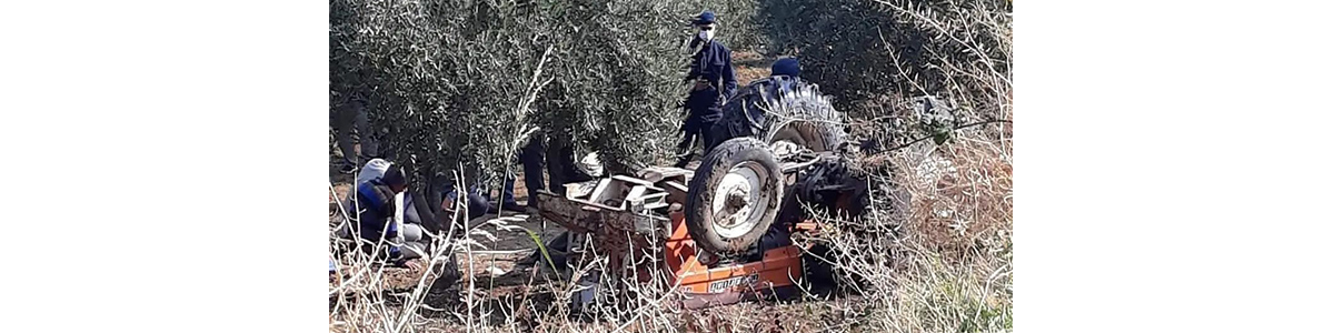 Devrilen traktörün altında kalan