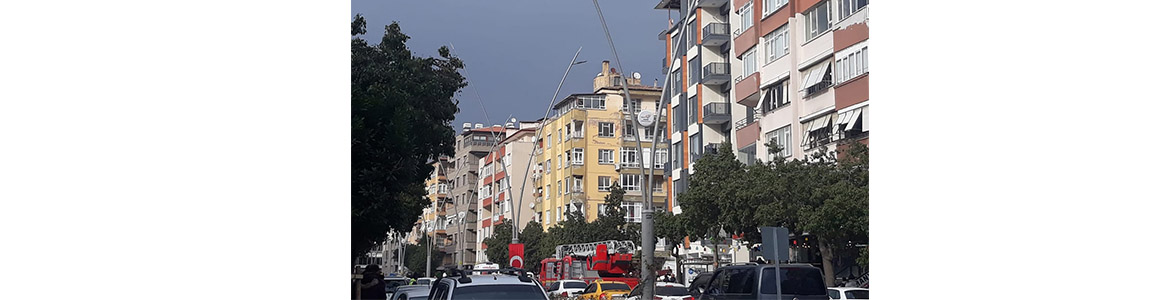 Bir genç, Atatürk Caddesi’nde