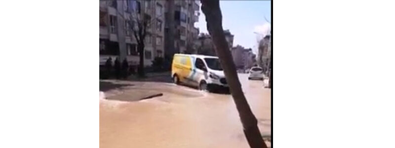 İsale Hattı Borusu Patladı<br>Cadde Sulara Gömüldü…