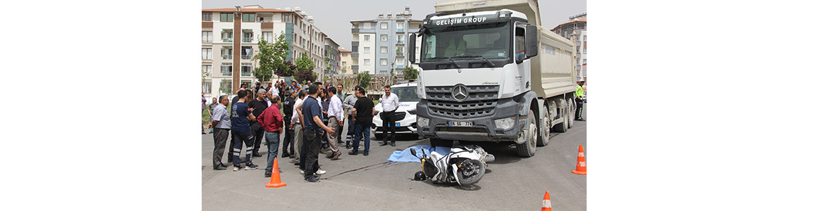 Motosiklet Sürücüsünün Feci Sonu       Antakya ilçesinde kamyonun altında kalan