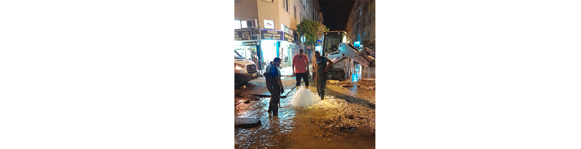 İskenderun Belediyesi asfalt ekipleri çalışırken, İÇME SUYU BORUSU patladı Kent