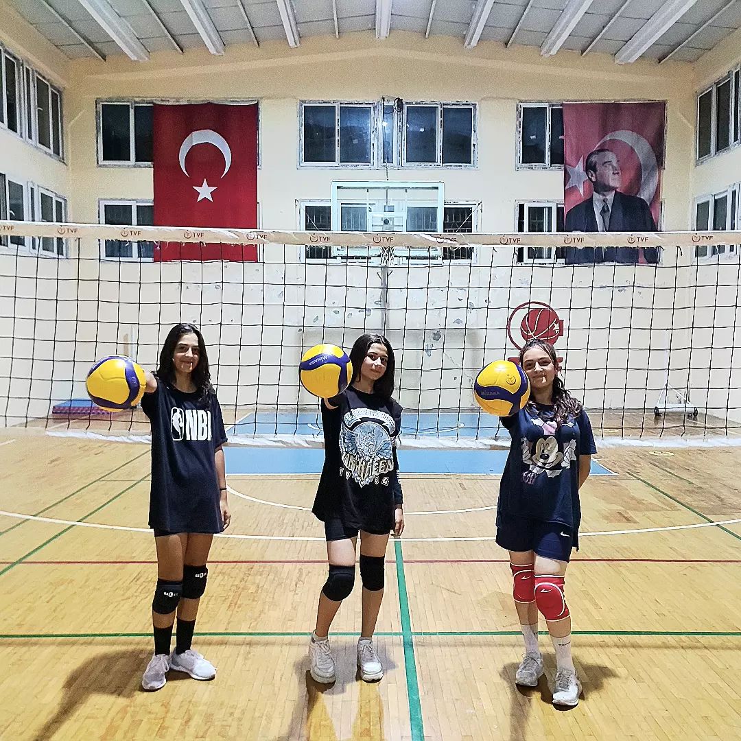 Hatay Voleybol Gençlik Spor Kulübü sporcusu 3 kız, Antakya Spor