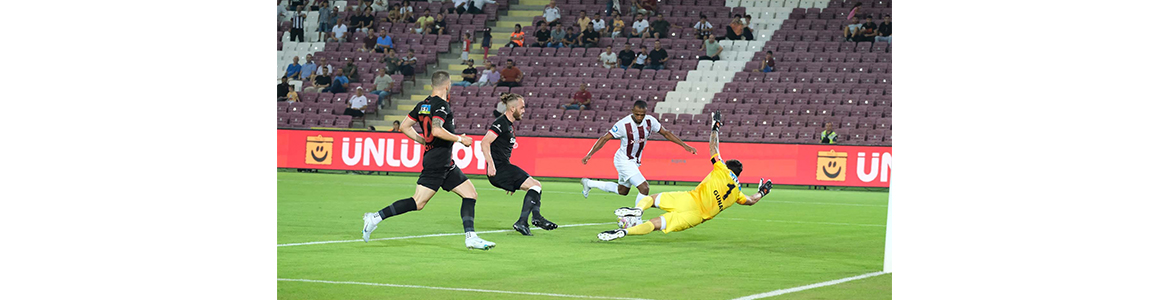 Hatayspor, yeni sezonda evindeki ilk maçında rakibine 2-1 yenilerek teslim