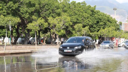 İskenderun’da Lodos Hayatı Olumsuz Etkiledi