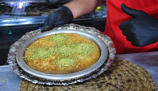 Hatay’ın Tatlı Ustaları Prefabrik Çarşıda Bayram İçin Hazırlandı