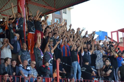 İskenderunspor Taraftarı Ayakta