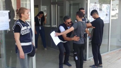 Hatay Polisi Sınava Geç Kalan Öğrencileri Yetiştirdi