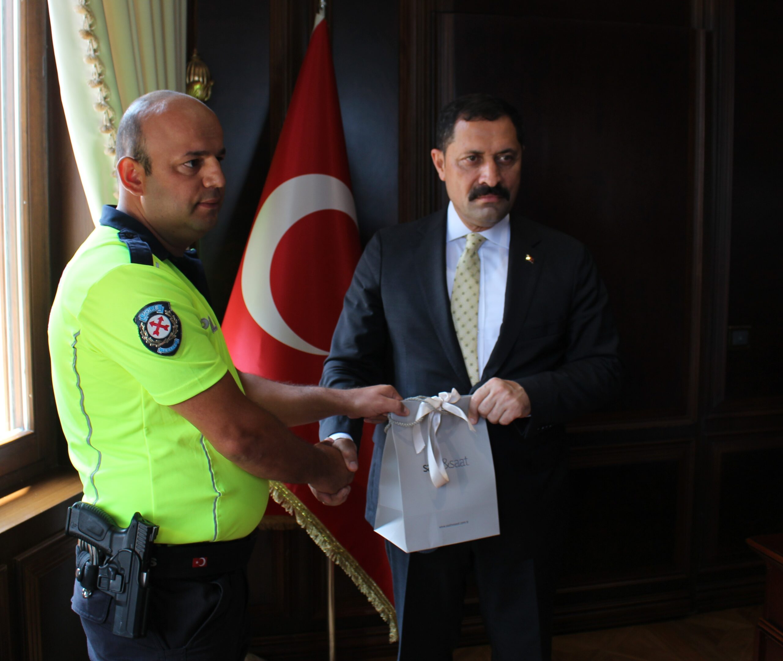 Hatay Valisi Mustafa Masatlı, İskenderun ilçesinde su birikintisi yüzünden yolun