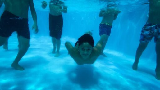 İskenderun’da Depremzede Çocuklar Konteyner Kentteki Havuzda Yüzme Öğreniyor