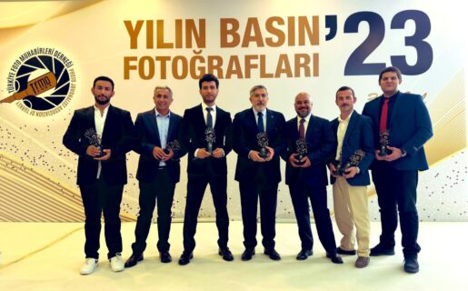 Yayman Foto Muhabirlerine Plaket Takdim Etti