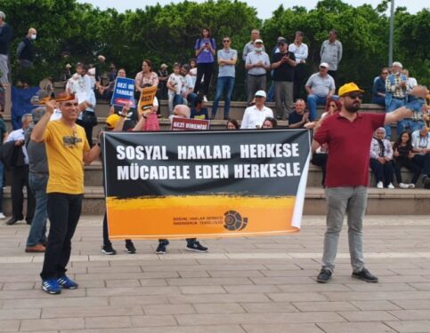 İskenderun’da “Sosyal Haklar Derneği” Yöneticileri, Depremzedeleri Ziyaret Etti