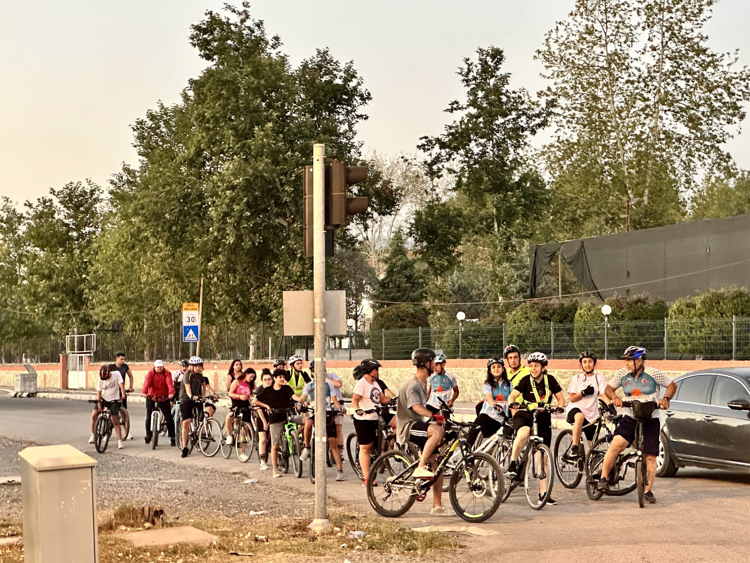 Erzin‘de bir grup, bisikletlerin karıştığı trafik kazalarının yol açtığı can