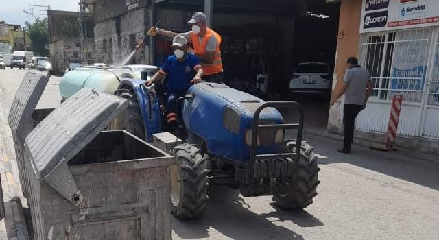 (AA) – Hatay’ın Erzin ilçesinde, çöp konteynerlerinde ilaçlama yapıldı. Erzin Belediyesi