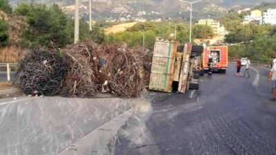 Demir hurda yüküyle kontrolsüz seyir eden bir nakliye kamyonu Belen