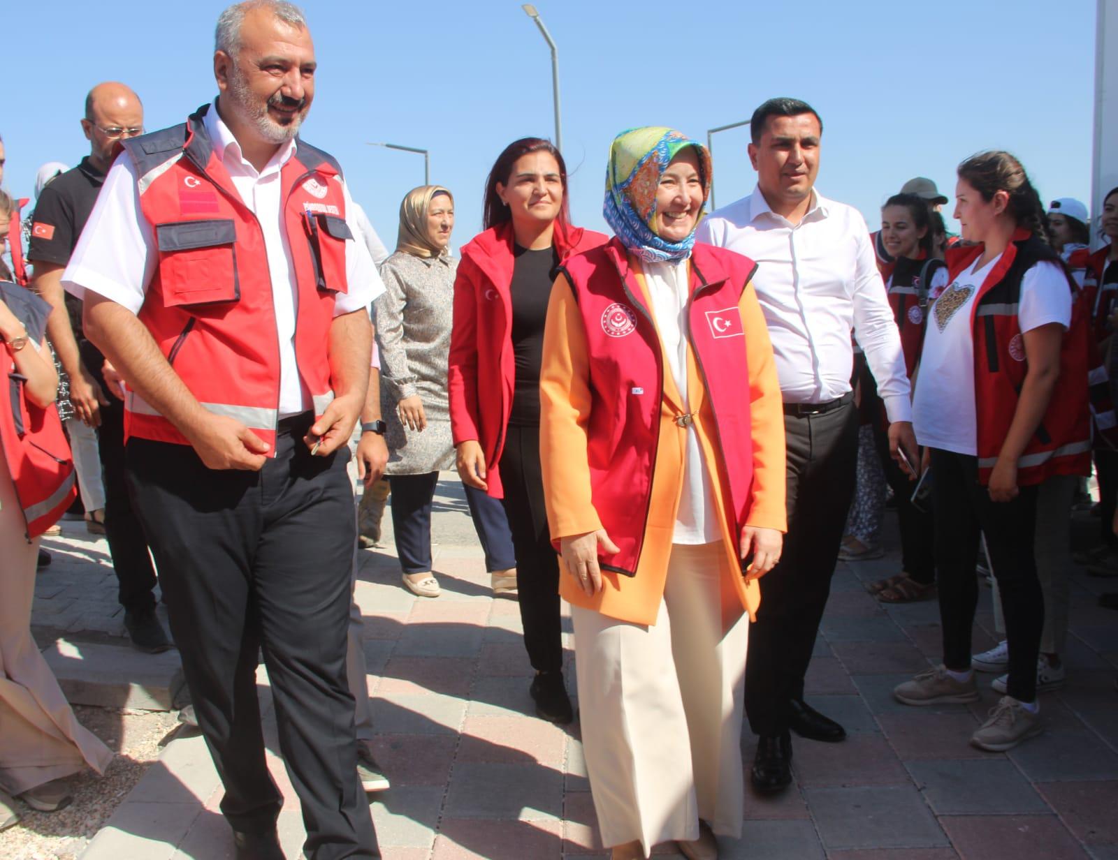 Bakan Yardımcısı Yenigün, Hatay’da depremzedeleri ziyaret etti