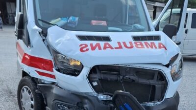 Dörtyol ilçe merkezinde bugün sabah 112 ambulansın karıştığı bir trafik