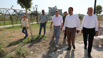 Hatay Büyükşehir Belediyesi Arsuz ilçesinin Karaağaç Övündük Mahallesine park yapıyor.