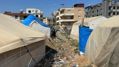 Çadırlar çöp, sinek, haşere ortasında : ANTAKYA BELEDİYESİ İLAÇLAMA YAPTI.