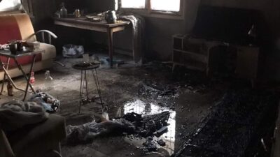 Hatay’ın İskenderun ilçesinde tek katlı müstakil ev, çıkan yangında kullanılamaz