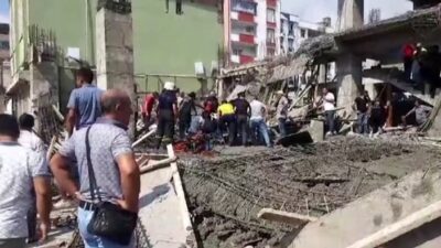 Hatay’ın Dörtyol ilçesinde bir inşaatta göçük meydana geldi. İşçiler enkaz