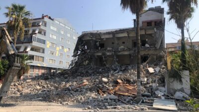 İskenderun sahilinde çeyrek yüzyıl önce kaçak yaptırılan ORDUEVİ ağır hasarlı