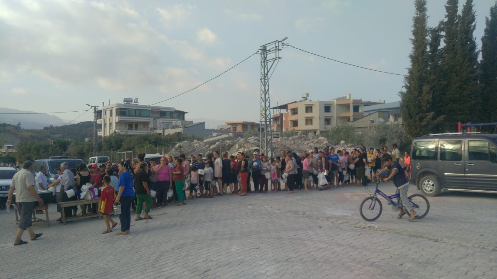 Hatay’da sıcak çorba kuyruğu