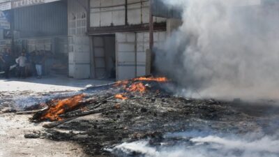 Hatay’ın merkez Antakya ilçesinde, atıl durumdaki iş yerinin önündeki ahşap