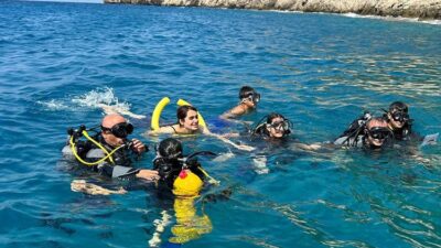 Hatay’da depremzede öğrenciler, Sahil Güvenlik ekipleriyle dalış yapttay’ın Samandağ ilçesinde