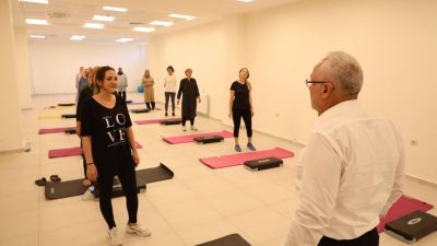 İskenderun Belediye Başkanı Fatih Tosyalı, Plates kursuna katılan kadın sporcuları
