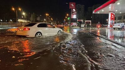 Hatay’ın İskenderun ilçesinde sağanak, hayatı olumsuz etkiledi. Gece başlayan ve