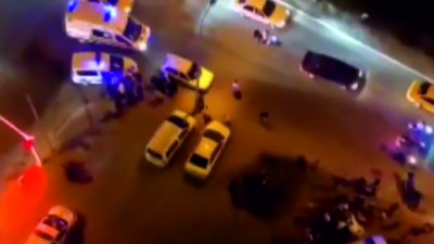 Adana‘da düğünde gelin ve damat yakınları arasında halay başı olma