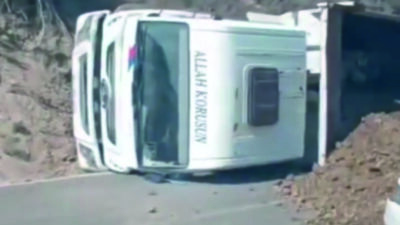 &nbsp; Son günlerde artan kamyon kazalarına yenileri eklenmeye devam ediyor.