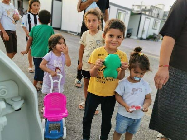 Üniversite öğrencileri depremzede çocukları oyuncaklarla sevindirdi