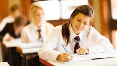 ÖSYM Üniversiteye yerleştirme sınavı sonrası tercih yapan öğrenciler yeni üniversitelerine