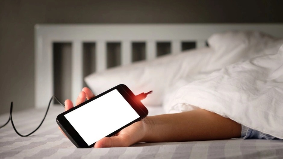 Apple uyardı: Şarj olan bir İphone yanında uyumayın