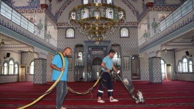 Antakya Belediyesi, camilerin temizlik ihtiyaçlarını karşılamak ve ibadet mekanlarını temiz