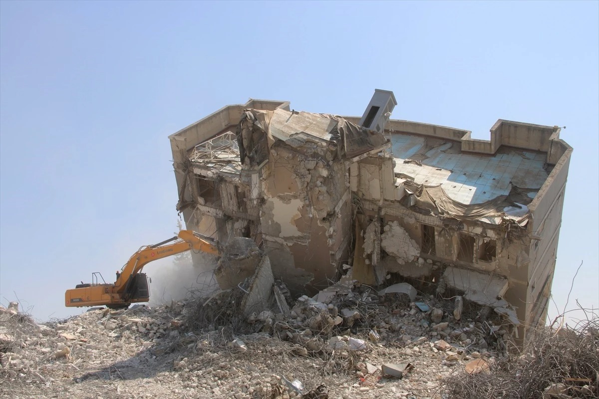 Hatay’da Deprem Sonrası Ağır Hasarlı Hastaneler ve Binalar Yıkıldı