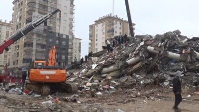 Gaziantep’de yıkım çalışması yapan iş makinesi operatörü çöken binanın altında