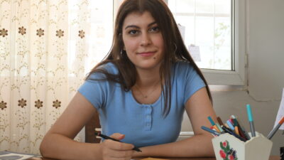 Hatay’da deprem sırasında balkondan atlayarak bacağından yaralanan 18 yaşındaki Başak