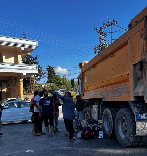 Antakya-Samandağ yolunda kamyon ile motosiklet çarpıştı, Kazada motosikletli kamyon altında