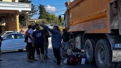 Antakya-Samandağ yolunda kamyon ile motosiklet çarpıştı, Kazada motosikletli kamyon altında