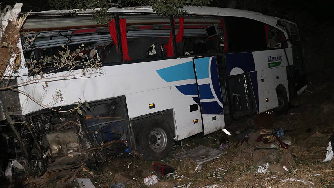 Yozgat’ın Sorgun ilçesinde, bir yolcu otobüsünün şarampole yuvarlanması sonucu 12