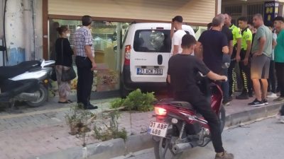 Hatay’ın Samandağ ilçesinde kullandığı ticari aracın kontrolünü kaybeden sürücü hafif