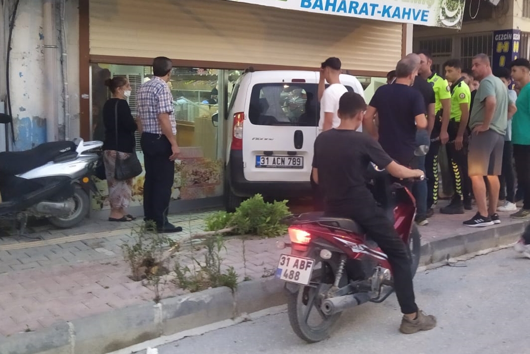 Samandağ’da hafif ticari araç iş yerine girdi