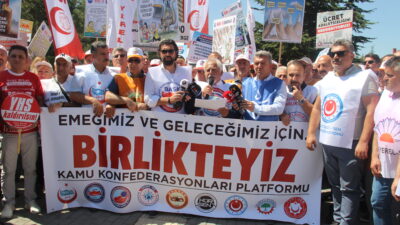 Çalışma ve Sosyal Güvenlik Bakanlığı önünde bir araya gelen Kamu